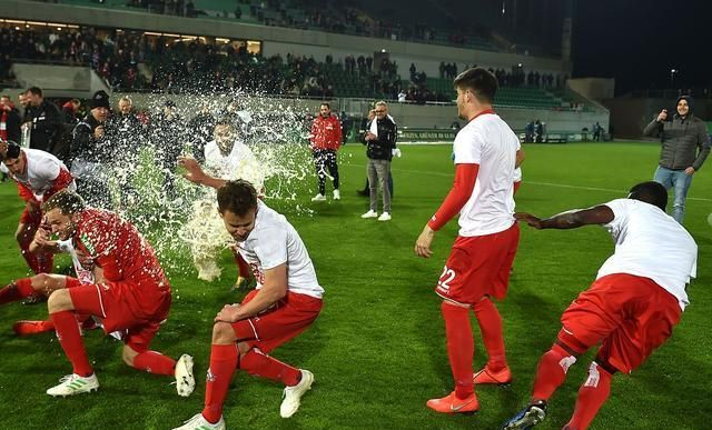 包含纽伦堡主场战平，位置有所保持的词条