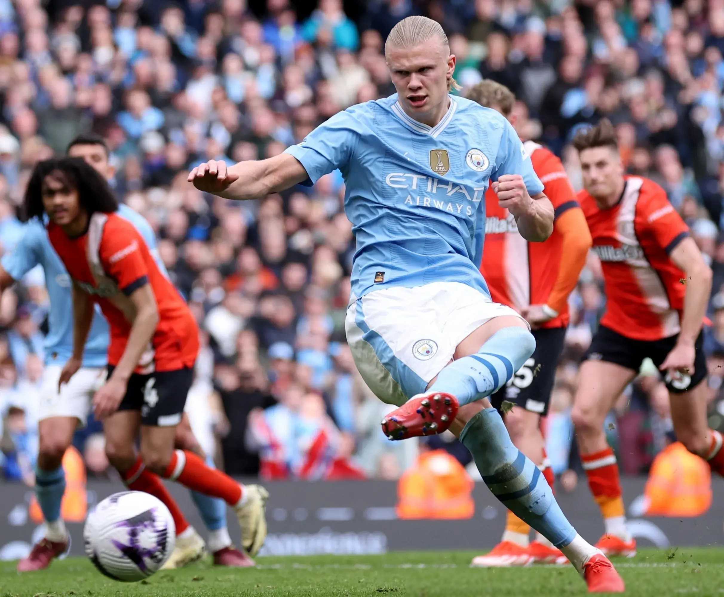 爱游戏登录-曼城中场组合配合默契，控球主导比赛