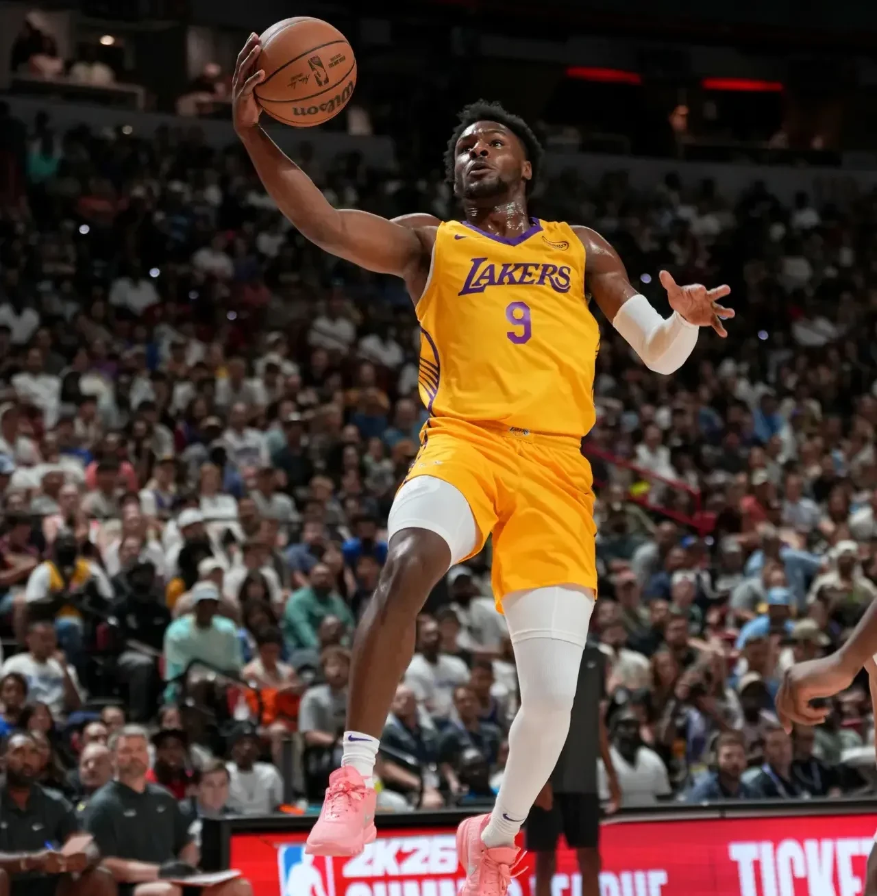 爱游戏中国官网-关于湖人主场大胜，戈贝尔出战不力的信息