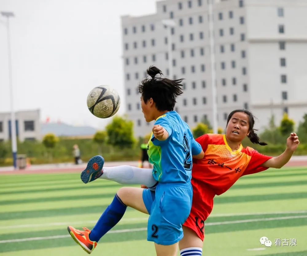 爱游戏登录-足球狂欢！赛场上精彩绝伦，球迷尽享激动时刻