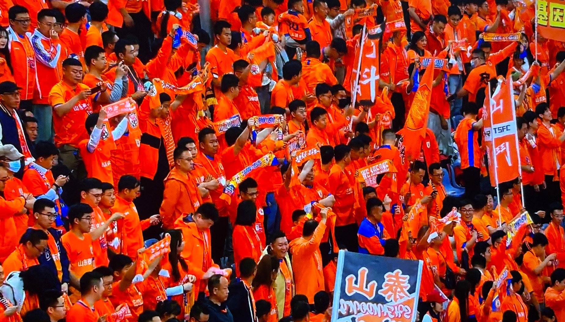 紧张比赛胜负在望，球迷心情沸腾